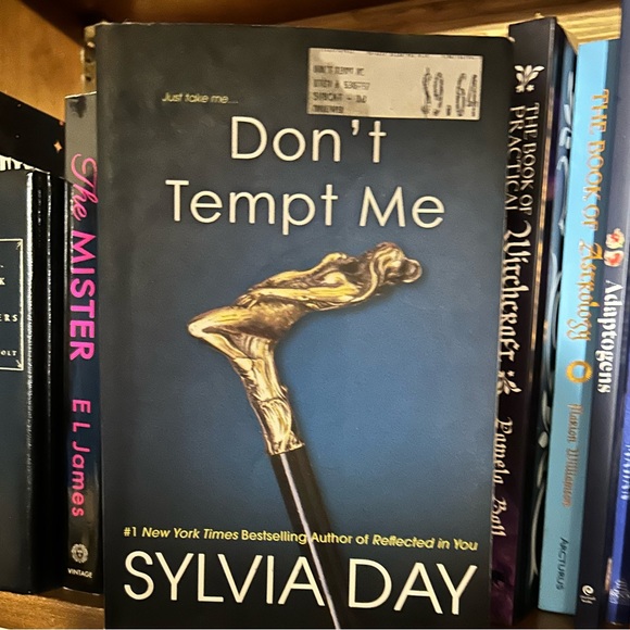 Assorted Books - Picture 6 of 11